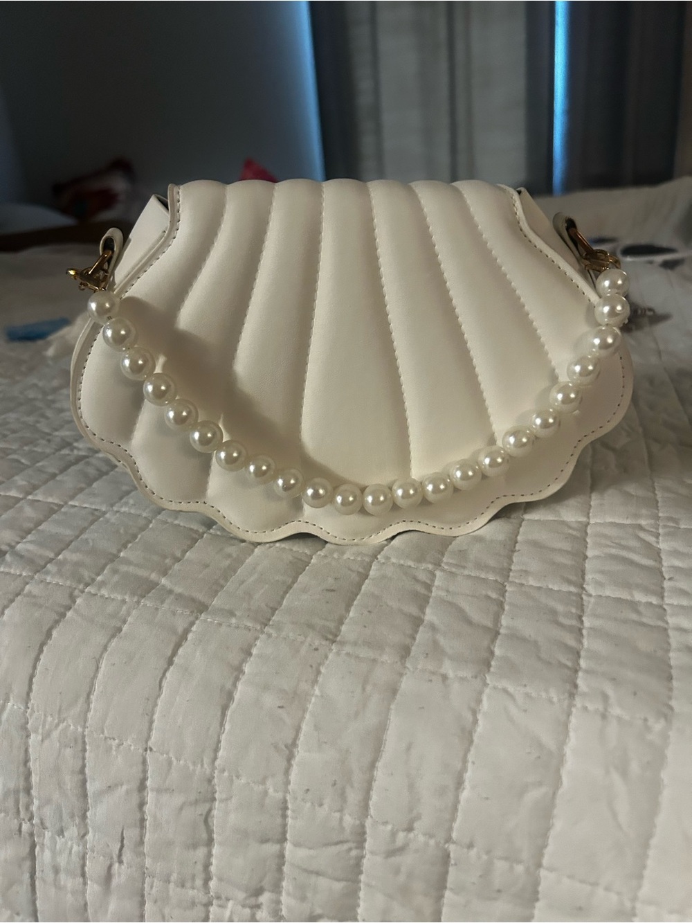Elegant Pearl-Handle Shell Crossbody Bag - White